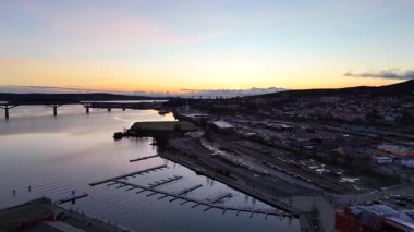 Sundsvall, İsveç 11.29.2024 Hava Fotoğrafı, tren istasyonunu, yerleşim yamacını ve sabah gökyüzü altındaki yumuşak kentsel manzarayı vurguluyor. 