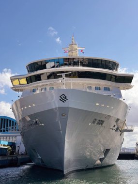Porto Riko, San Juan 22 Kasım. 2023 Silver Nova yolcu gemisinin açık mavi gökyüzünün altına yanaşması oldukça etkileyici bir bakış açısı..