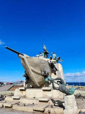 Punta Arenas, Şili 10.22.2023 Bir dramatik kamusal anıt gemideki denizcileri ve hareket halindeki mitolojik denizkızlarını, Şili kıyılarındaki macera ve keşifleri simgeler..
