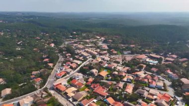 Fransa 'nın Lancau kentindeki yerleşim alanının üzerinde uçan İHA kırmızı kiremitli çatıları, kıvrımlı caddeleri ve yoğun çam ormanlarıyla çevrili merkezi bir havuzu ele geçiriyor..