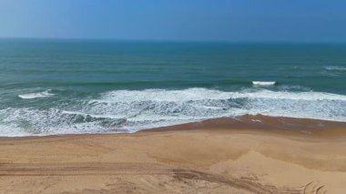 Fransa 'nın Lancau kentindeki okyanus kıyısında uçan İHA, ilkbahar kıyı bakımı sırasındaki sahil hazırlığı öncesinde köpüklü dalgalar ve görünür lastik izleri yakalıyor..