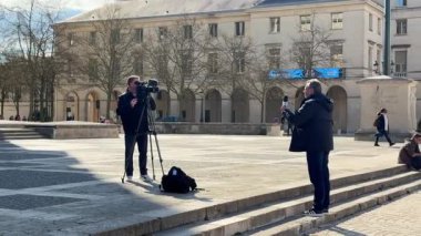 Orleans, Fransa 3 Nisan 2025. CGT çalışanlarının grevi sırasında bir haber bölümünü çeken bir televizyon muhabiri ve kameramanın videosu. 