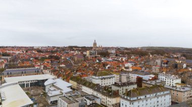 Boulogne. Fransa 03.28.2025 Modern yapıları ve tarihi çatıları harmanlayan bir Avrupa şehrinin gökyüzü manzarası, ufuk çizgisi üzerinde yükselen kubbeli bir katedral. 