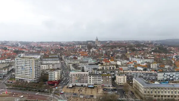 Boulogne. Fransa 03.28.2025 Yoğun modern ve tarihi mimarisi ile Avrupa 'ya tepeden bakan bir şehir.. 