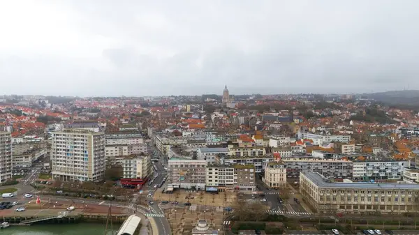 Boulogne. Fransa 03.28.2025 Yoğun modern ve tarihi mimarisi ile Avrupa 'ya tepeden bakan bir şehir.. 