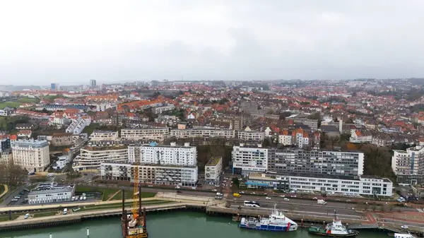 Boulogne. Fransa 03.28.2025 Boulogne-sur-Mer panoramik manzarası konut binalarını, kırmızı çatıları ve kıyı şeridi ve liman yakınlarındaki yoğun kentsel gelişimi gösteriyor. 