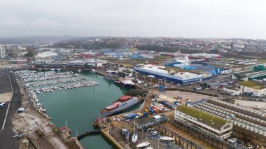 Boulogne. Fransa 03.28.2025 Boulogne-sur-Mer sanayi limanı, marina, depoları, gemileri ve kuzey Fransa 'daki kentsel manzaralı havacılık manzarası. 