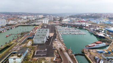 Boulogne. Fransa 03.28.2025 Fransa 'nın Boulogne-sur-Mer yüksek açılı görüntüsü tekne, tersane, liman binaları ve deniz manzarası dolu marinayı gösteriyor. 