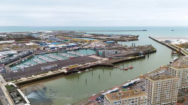Boulogne. Fransa 03.28.2025 Sahil kenti marinası, endüstriyel liman, terk edilmiş feribot terminali ve sakin suların yanındaki yerleşim binalarının yüksek açılı insansız hava aracı görüntüsü. 