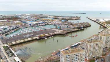 Boulogne. Fransa 03.28.2025 Deniz kıyısı şehir manzaralı, terk edilmiş feribot terminali, konut blokları ve endüstriyel liman bölgesi. 