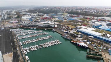 Boulogne. Fransa 03.28.2025 Boulogne-sur-Mer 'in havadan görünüşü yelkenli tekneleri ve sahil boyundaki sanayi depoları ile dolu bir marinayı gösteriyor.. 