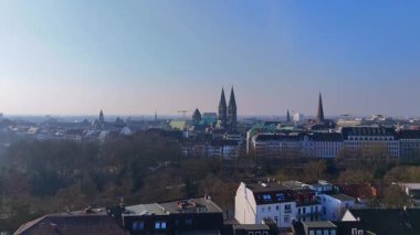 Bremen, Almanya 'nın hava fotoğrafı, tarihi katedralin ikiz kuleleri eski kasabanın çatılarının arkasına dikkatle bakıyor..