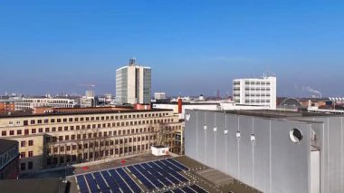 Bremen, Almanya 'da şehir çatıları, yemyeşil çayırlar ve arka planda sıcak güneş ışığı ile çekilen hava aracı fotoğrafı. 
