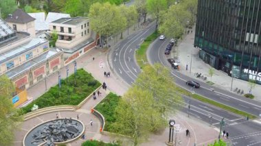 Berlin, Almanya 04.20.2025 Video, modern binaları, yeşil ağaç tepelerini ve Berlin 'in merkezindeki Intercontinental oteli gösteren bir kamera hareketi yakaladı.. 