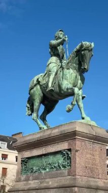 Orlean, Fransa 4.13.2025, Jeanne d 'Arc' ın at sırtında anıtsal bronz heykeli, kılıç kalktı, Orleans, Fransa 'da bir meydanda, mavi gökyüzünün altında.. 