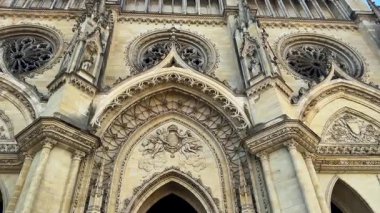 Orlean, Fransa 4.13.2025, Katedral 'in yakın çekimi Gotik ön cephe, sergilenen gül pencereleri, sivri kemerler, heykeller ve dini taş oymalar. 