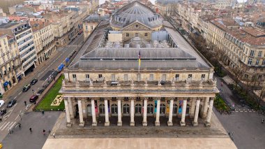 Fransa 'nın Bordeaux Büyük Tiyatrosu' nun hava ön görünümü 04.25.2025 sütunları ve çatı heykelleri ile ikonik neoklasik cephesini içerir..