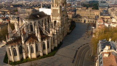 Bordeaux Fransa 'daki Saint Andre Katedrali' nin hava fotoğrafı Gotik mimarisini ve sıcak güneş ışığıyla çevrelenmiş tarihi şehir manzarasını yakalıyor. 