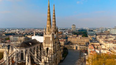 Saint Andre Katedrali 'nin yüksek kuleleri, arka planda tarihi ve modern binalar bulunan Bordeaux Fransa' nın siluetine hakimdir. 