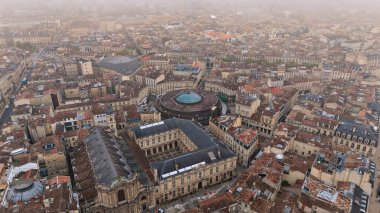 Bordeaux İHA panoraması tarihi şehir merkezini çatıları ve Marche des Capucins pazarının cam kubbesi ile gösteriyor.