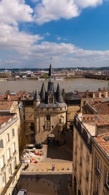 Bordeaux Fransa 'daki ortaçağ Porte Cailhau kapısının dikey hava manzarası. Garonne nehri ve eski kasaba çatıları. 