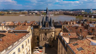 Bordeaux Fransa 'nın ortaçağ Porte Cailhau kapısının Garonne nehri ve geleneksel çatılarıyla yüksek açılı fotoğrafı.