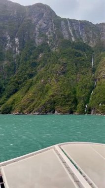 Çarpıcı bir buzul, güney Patagonya 'da bir keşif gezisi sırasında bir yolcu gemisinin güvertesinden görülen sisli gökyüzünün altındaki fiyorda iniyor.. 