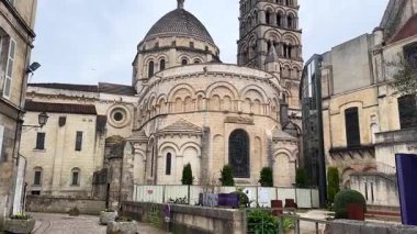 Müze binasının yanındaki katedralin panoramik manzarası, kubbe ve çan kulesi.
