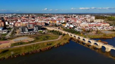İspanya 'nın Badajoz kentindeki Guadiana Nehri' ni geçen eski taş köprünün ve modern karayolu köprüsünün havadan çekilmiş görüntüleri.