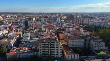 Modern binalar, yeşil parklar ve yumuşak ışık altındaki yerleşim alanları ile İspanya 'nın Badajoz kentinin editoryal panoramik görüntüsü