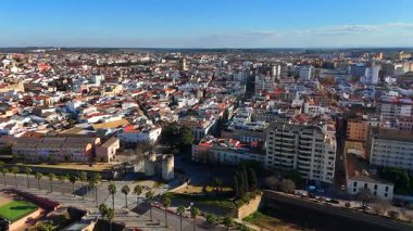 Puerta de Palmas kapısı ve kırmızı çatıları ve dar sokaklarıyla İspanya 'nın tarihi eski Badajoz kasabası.