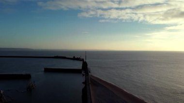 Açık havada doğal ışığın ve yukardan yumuşak koşullarda çekilmiş uzak bir görüntünün sessiz bir görüntüsü.