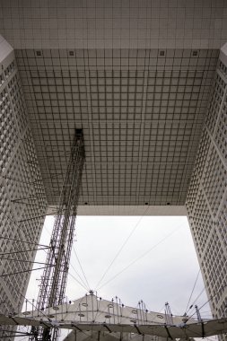 La Defense iş bölgesindeki Büyük Kemer 'in yapısal çatı ve tavan tasarımının dikey görüntüsü 06.01.2025