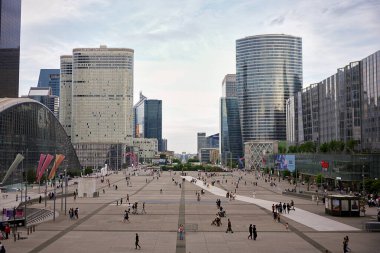 Coeur Savunma ve modern ofis kuleleri arka planda ve Paris 'te 06.01.2025' te yürüyen insan kalabalığıyla Paris 'teki La Defense' ın panoramik manzarası.