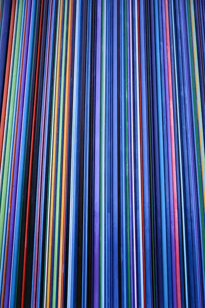 La Defense Paris 'teki halka açık sanat heykelinin renkli dikey borularının detaylı görüntüsü soyut çizgiler, canlı doku ve çağdaş şehir tasarımı