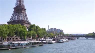 Güneşli bir yaz gününde Paris 'te Eyfel Kulesi tekneleri ve nehir kenarı mimarisi ile Seine Nehri' nin panoramik manzarası. Sadece editörler kullanır. Fotoğraf: 14 Haziran 2025.