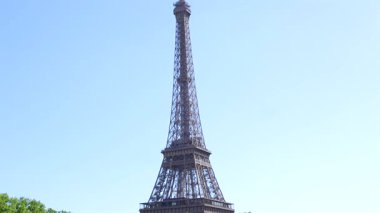 Paris 'teki Eyfel Kulesi, açık mavi gökyüzü ile aydınlık bir yaz gününde detaylı demir yapısını gösteren kamera aşağı doğru eğildiğinde kaydedildi. Sadece editörler kullanır. Fotoğraf: 14 Haziran 2025.