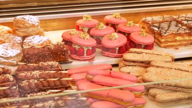 Paris 'teki bir fırın vitrininde milli feuille çilekli şam fıstıklı kremalı pasta ve çikolatalı ekler de dahil olmak üzere Fransız pastaları. Sadece editörler kullanır. 15 Haziran 2025 'te yakalandı..