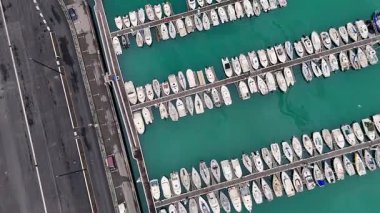 Yüksek çözünürlüklü insansız hava aracı fotoğrafı Fransa 'nın kuzeyindeki Boulogne kentinde çekilen turkuaz sularda demirlenmiş beyaz teknelerin çapraz görüntüsünü gösteriyor.