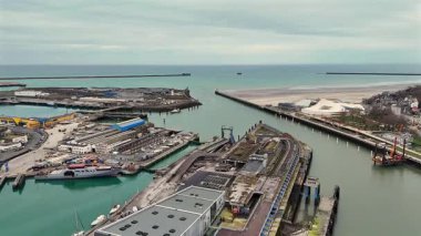 Yüksek çözünürlüklü İHA görüntülerinde Boulogne liman ağzı kumlu plajı ve Kanal kıyısındaki Nausicaa Deniz Merkezi deniz sanayii turizmini ve kıyı tatilini ön plana çıkarıyor. 