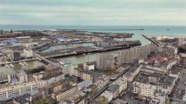 10 Temmuz 2025 'te Kuzey Fransa' daki Boulogne sur Mer liman yat ve sahil şeridini gösteren editoryal hava görüntüleri 