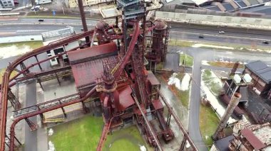 Kuşların bakış açısı kesişen boru hatları ve paslanmış çelik yapılar eski endüstriyel bir komplekste mühendislik desenleri ve metalürjik tasarım mirasını gösteriyor. 