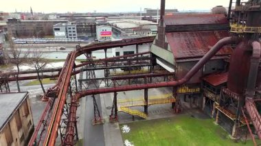  3 Şubat 2025 tarihinde Ostrava Çek Cumhuriyeti 'ndeki Dolni Vitkovice sanayi kompleksinde paslanmış boru hatları ve fabrika geçitleri kesişiyor.