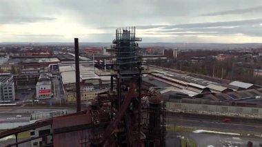 Dolni Vitkovice, Ostrava, Çek Cumhuriyeti 'nde 3 Şubat 2025' te yenilenmiş fırının insansız hava aracı görüntüsü paslanmış makine ve modern cam gözlem güvertesi arasındaki zıtlığı gösteriyor.. 