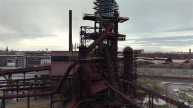 3 Şubat 2025 tarihinde Ostrava Çek Cumhuriyeti 'nde tarihi bir fırın kulesinin yüksek açılı hava görüntüsü bir gözlem güvertesine dönüştürüldü.