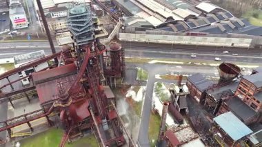 3 Şubat 2025 'te Ostrava Çek Cumhuriyeti' ndeki Dolni Vitkovice endüstriyel kompleksinin 360 derece aşağısındaki hava manzarasında bacalar ve kentsel caddelerde patlama fırınları görülüyor. 