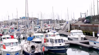 Balıkçı tekneleri ve eğlence gemileri 28 Mart 2025 'te Boulogne sur Mer France marinasına demirledi. 