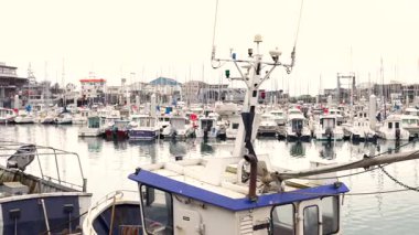 28 Mart 2025 'te Boulogne sur Mer France arka planında marina ve botlu balıkçı teknesi ekipmanlarının yakın görüntüsü 