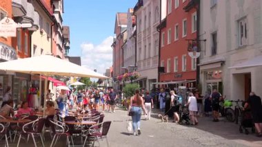 24 Temmuz 2025 'te sıcak bir yaz gününde Fuessen Almanya' nın merkezinde alışveriş yapan ve dinlenen turist ve yerel halk kalabalığı 