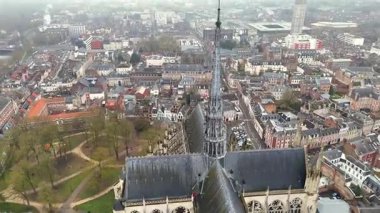 Amiens Katedrali 'nin Gotik kulesinin insansız hava aracı görüntüsü Kuzey Fransa' daki eski şehir binaları ve caddelerle çevrili tarihi mimari ve yerleşim yerlerini yakalıyor. 